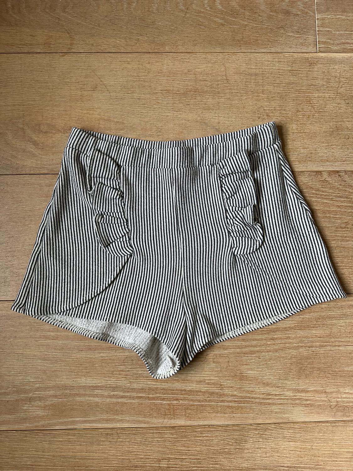 SHORTS WITH RUFFLES IN THE FRONT