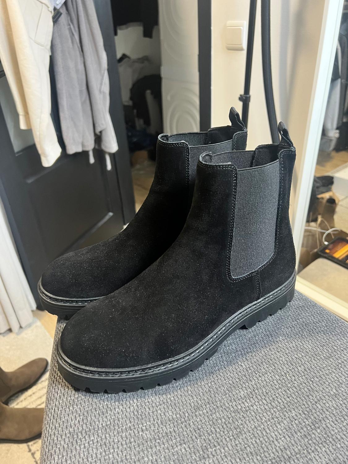 LEATHER CHELSEA BOOTS