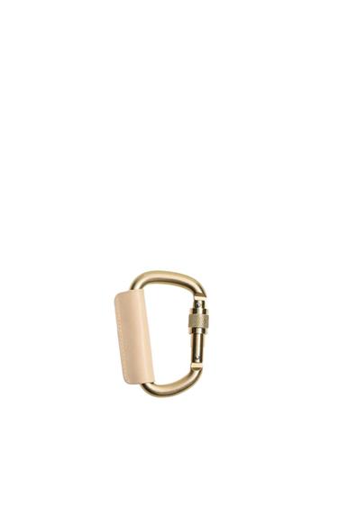 MOSQUETÓN DETALLE PIEL AARON LEVINE X ZARA - Dorado de Zara