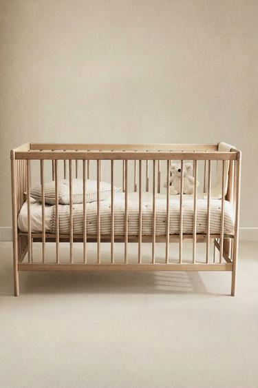 سرير أطفال كلاسيكي خشب - بيج فاتح الخاص بـ Zara