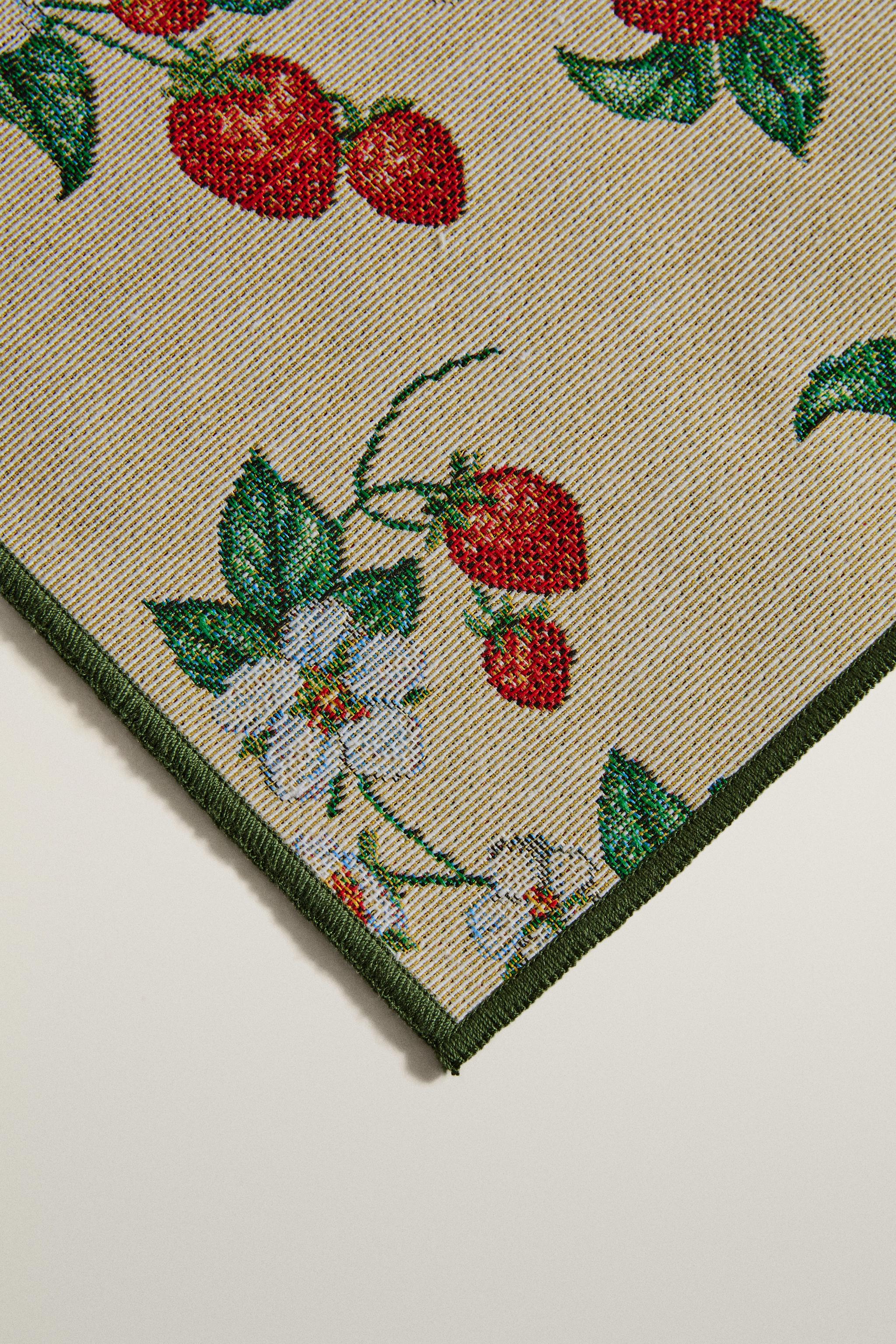 JACQUARD STRAWBERRY TABLE RUNNER