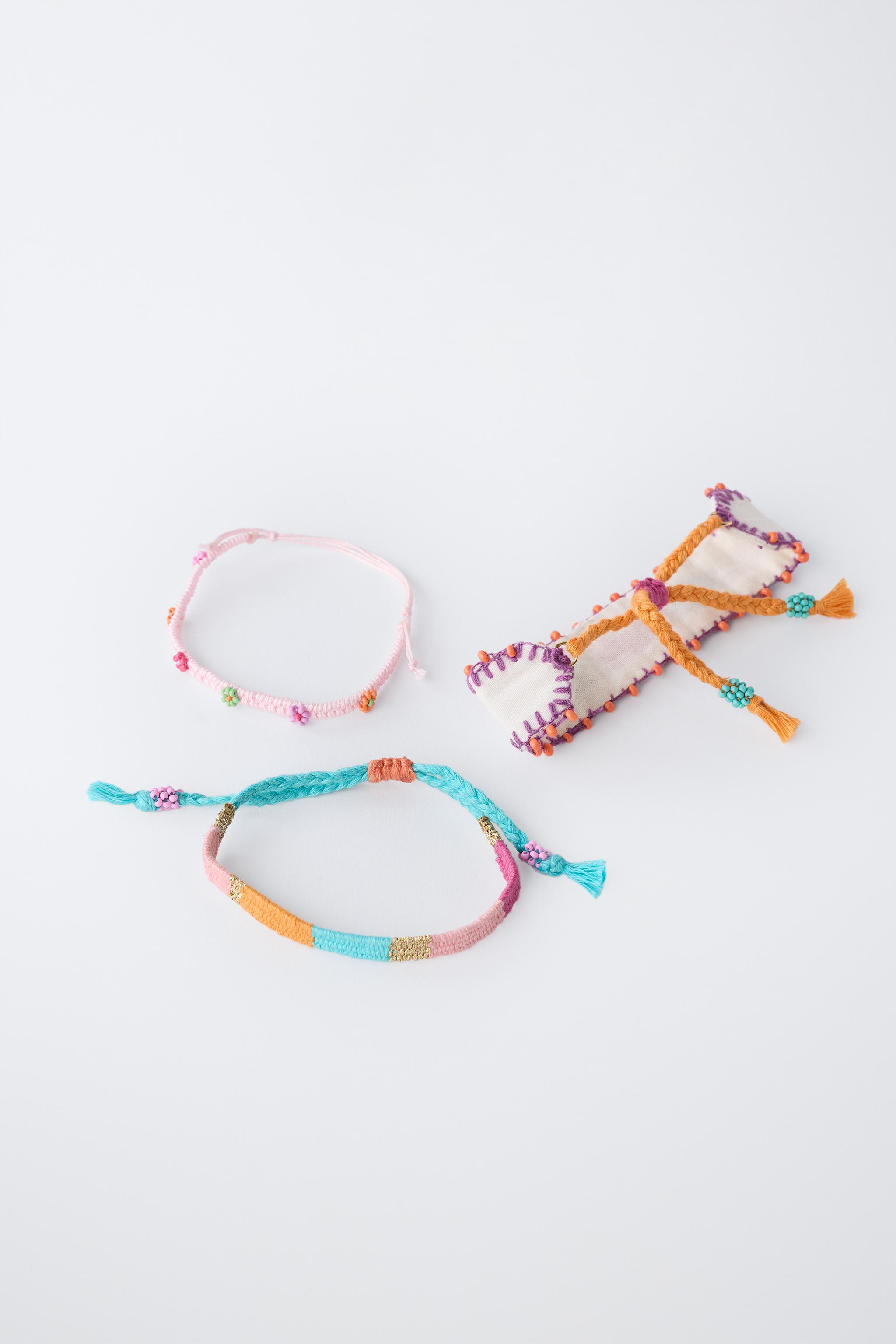 LOT DE TROIS BRACELETS BRODÉS ET FANTAISIE