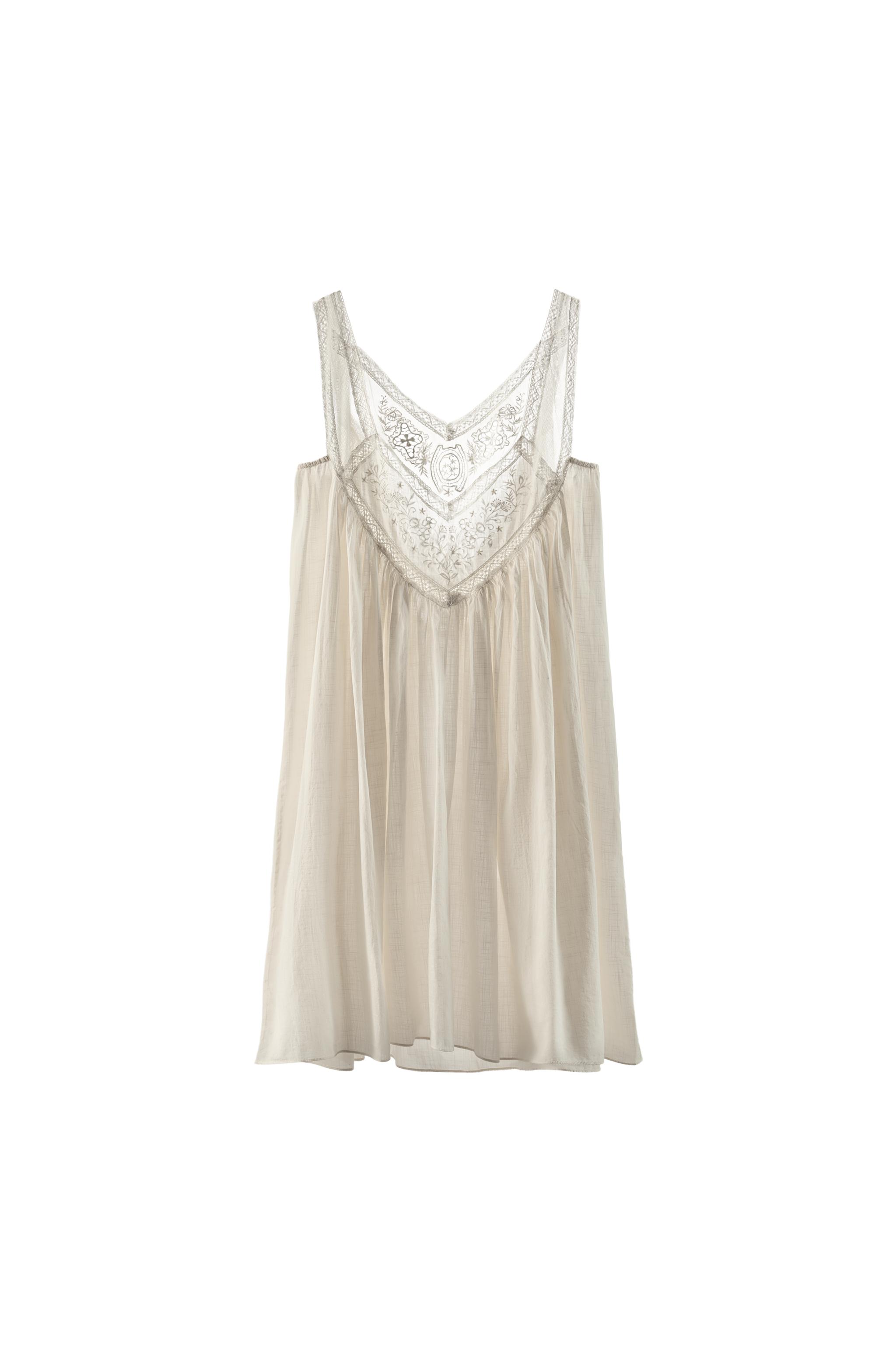 VESTIDO PLIEGUES BORDADOS FLORALES