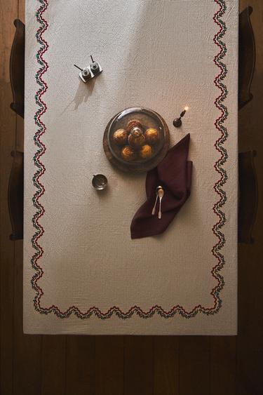 MANTEL ALGODÓN BORDADO ONDAS NAVIDAD - Rojo de Zara