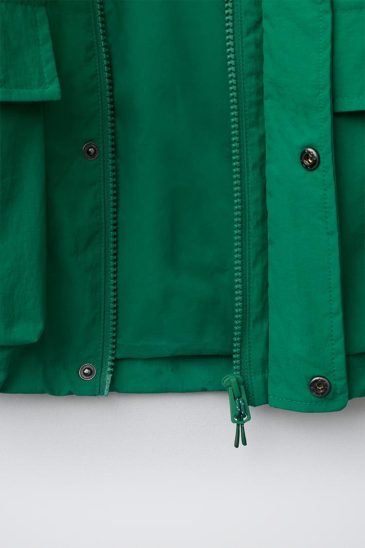 Chaqueta con capucha repelente al agua 4