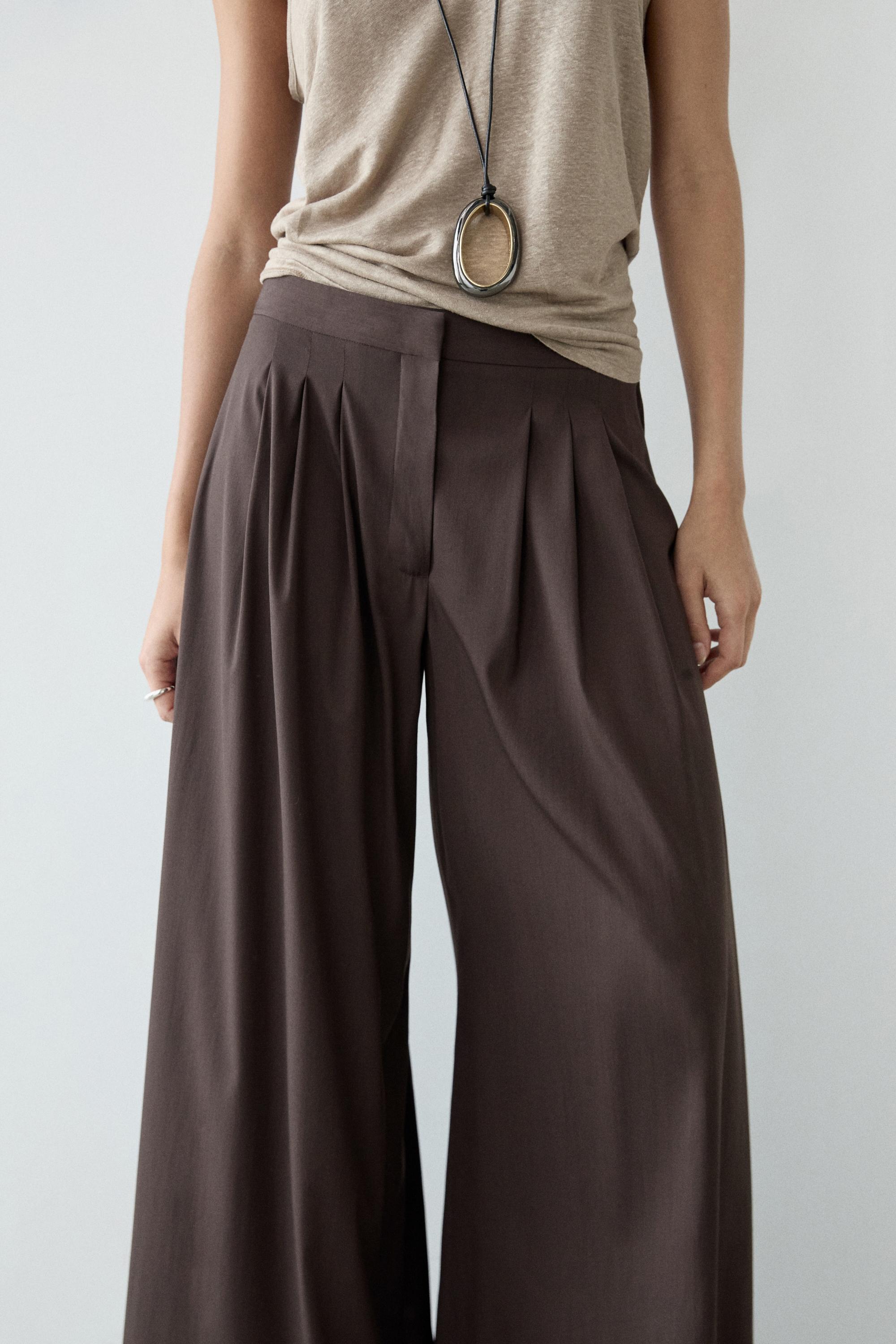 Wide-leg pleated trousers with side vents