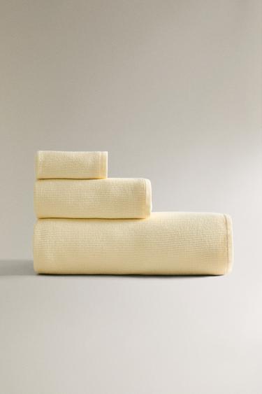 SERVIETTE DE BAIN MICRO WAFFLE - Jaune de Zara - Image 0