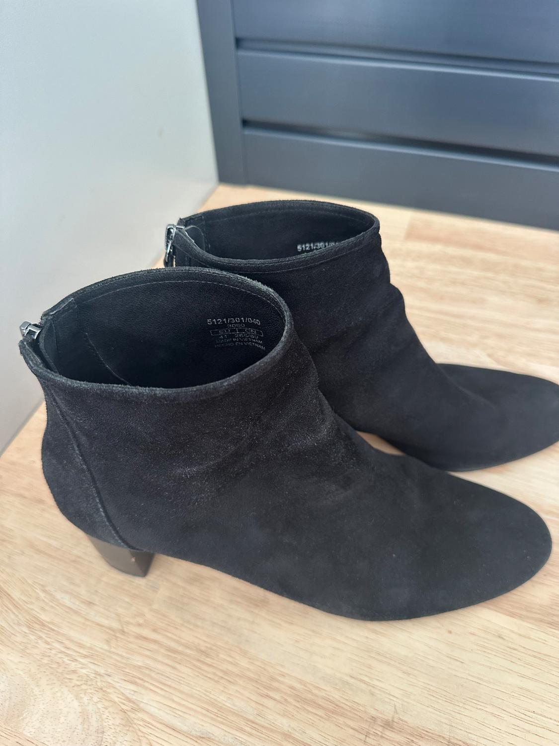 SUEDE BLOCK HEEL ZIPPERED BOOTS - Image 2