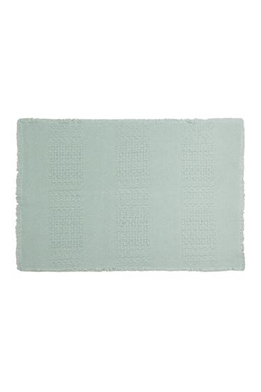 BATH MAT WITH FRAYED EDGES - أخضر مموه الخاص بـ Zara