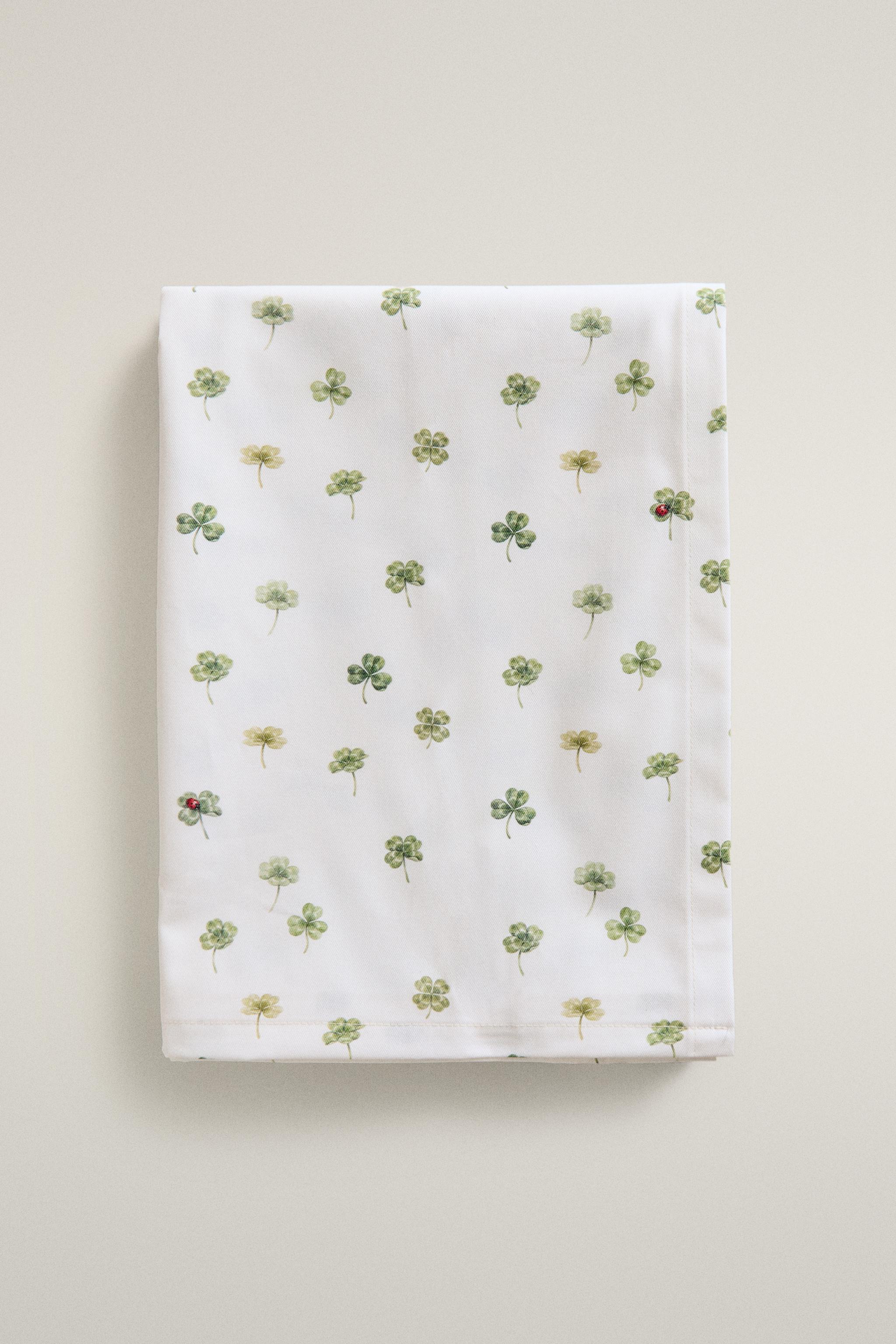RESIN-COATED CLOVER TABLECLOTH