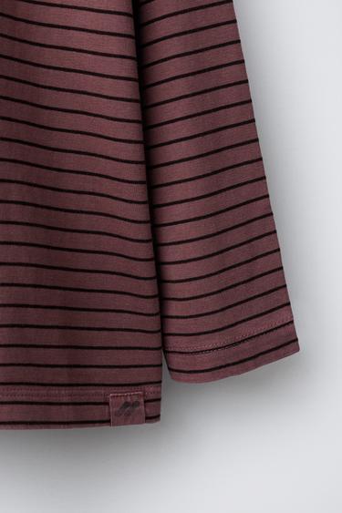 CAMISETA RAYAS LOGO - Morado de Zara