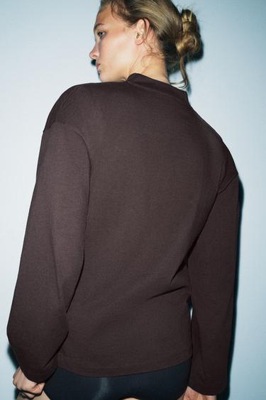 T-SHIRT RUSTIQUE COL EN V - Chocolat de Zara