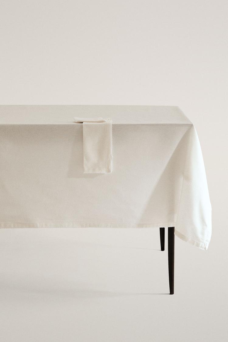 SCALLOPED PLAIN TABLECLOTH — White