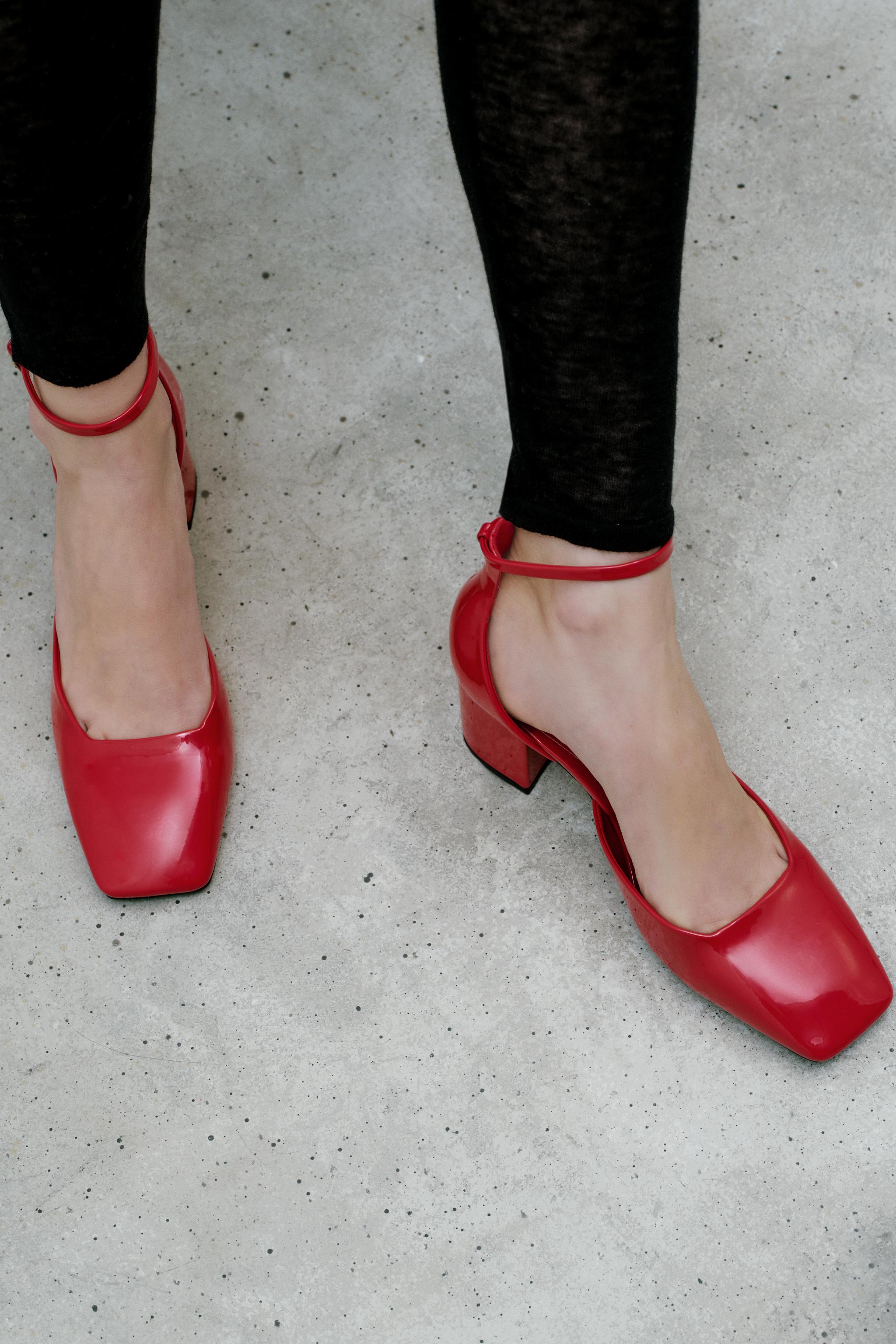 Block heel outlet red pumps