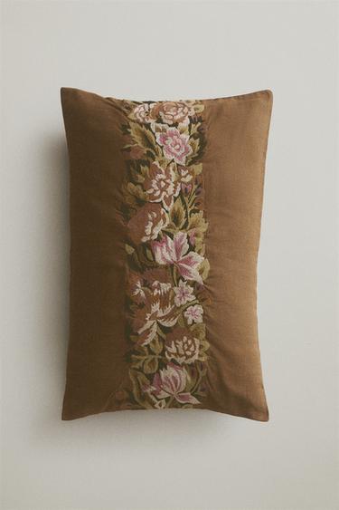غلاف وسادة مطرز - بيج فاتح الخاص بـ Zara
