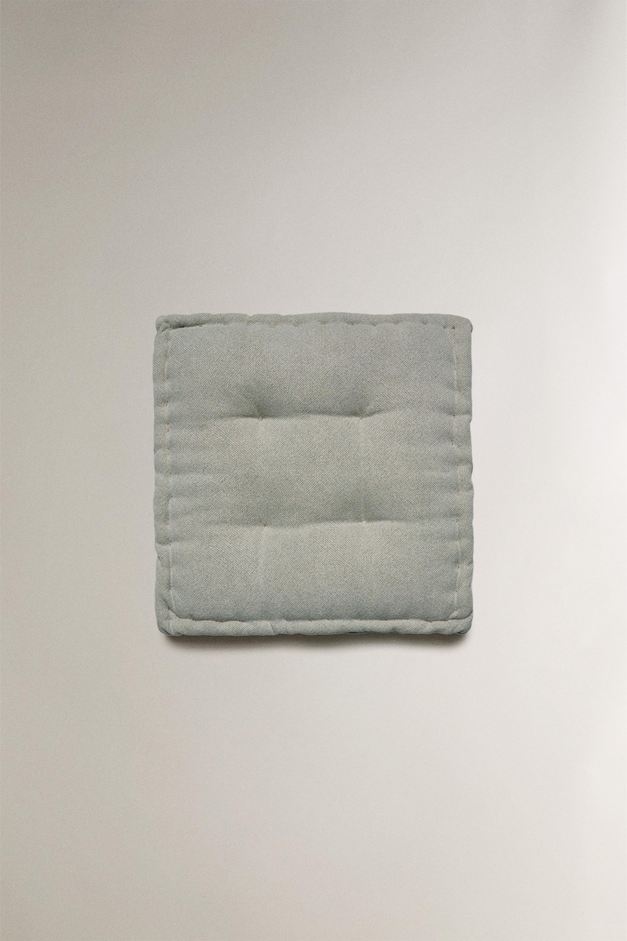 TOPSTITCHED SEAT CUSHION