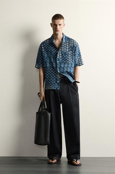 قميص relaxed fit بطبعة مرقعة (patchwork) - أزرق مصطبغ الخاص بـ Zara