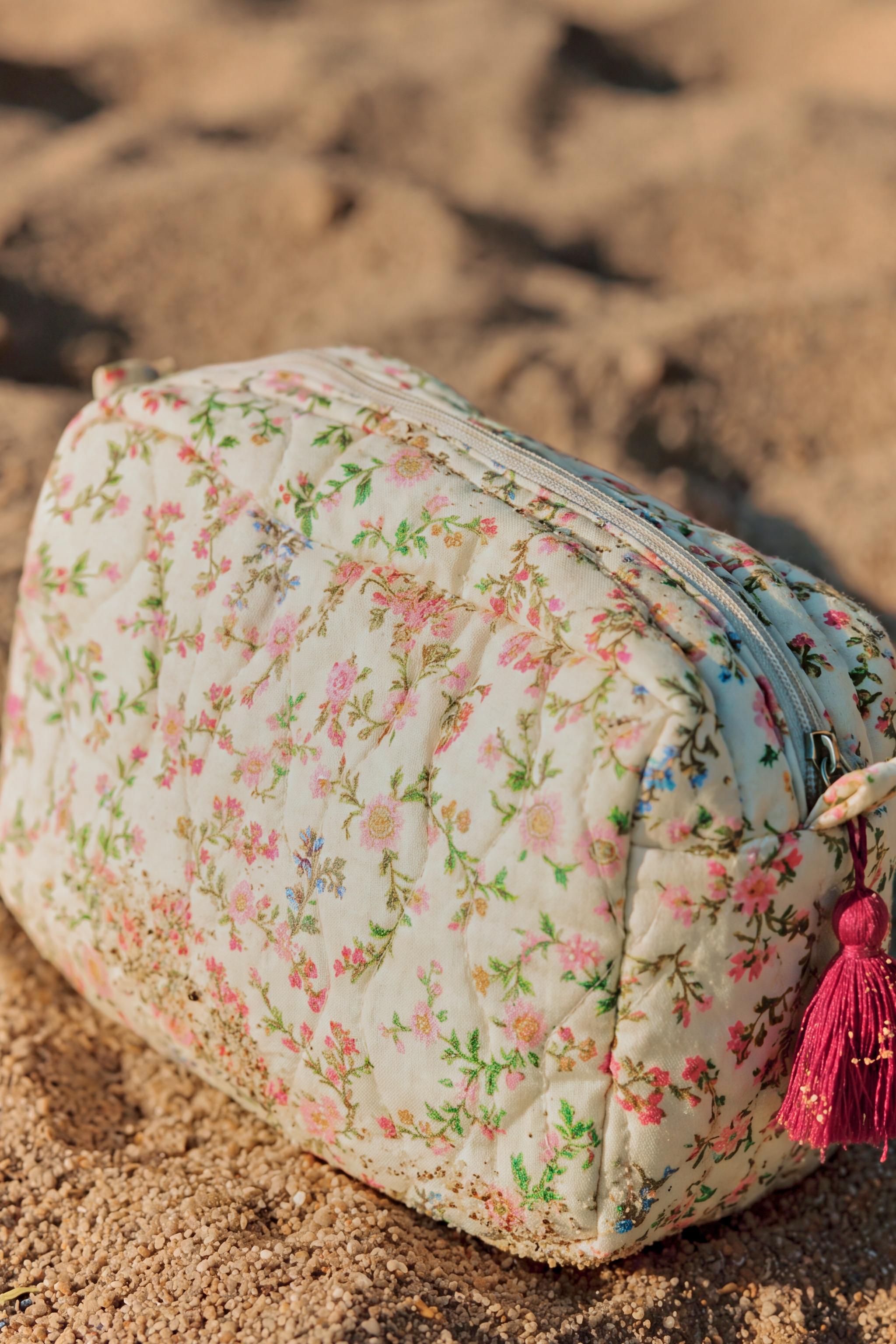 FLORAL PRINT QUILTED TOILETRY BAG