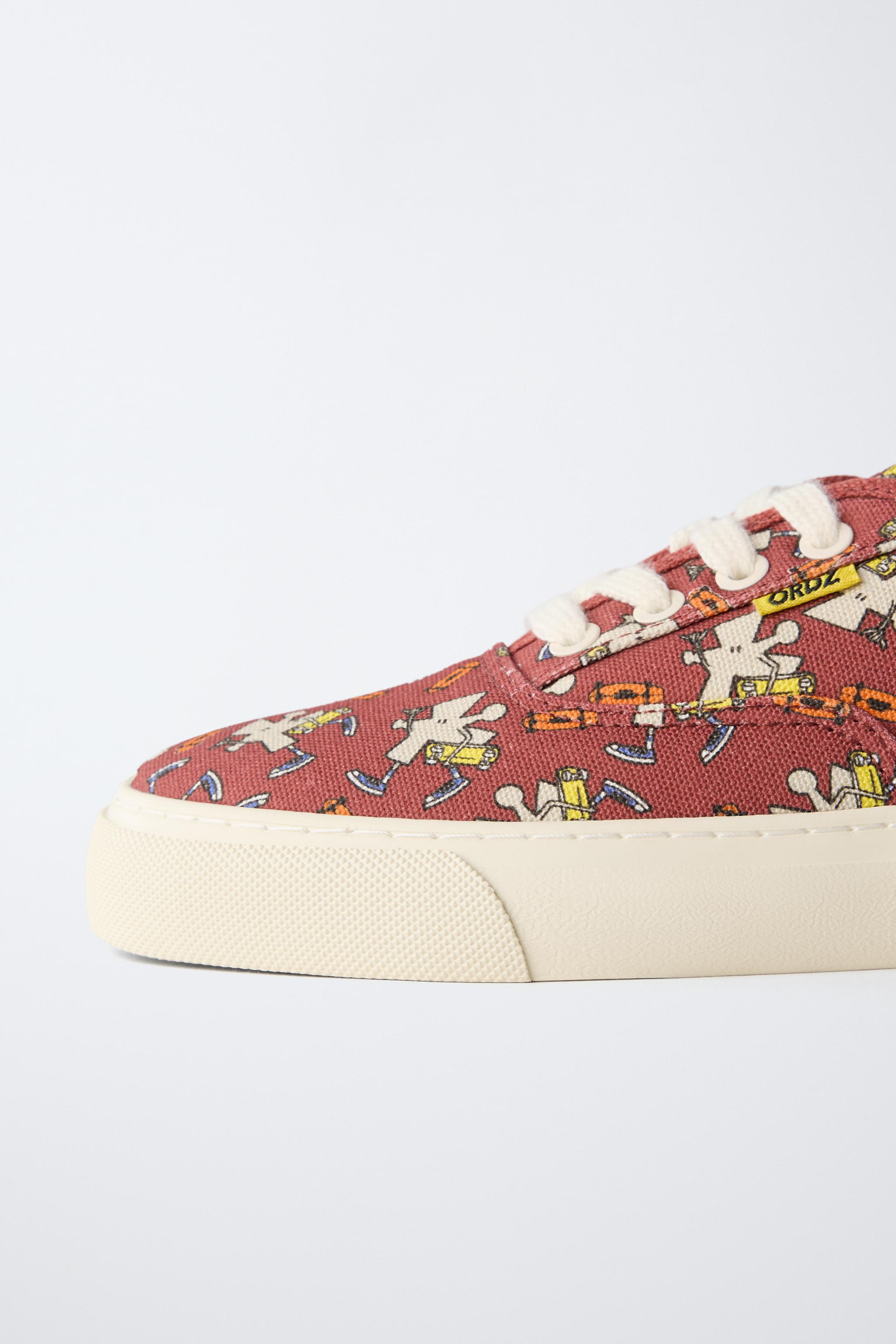 LACE-UP SNEAKERS