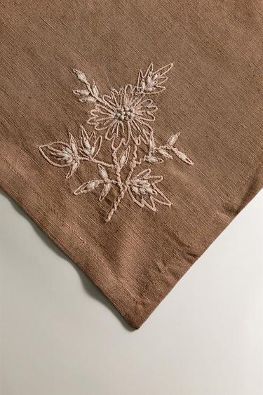 PACK OF EMBROIDERED FLORAL NAPKINS (PACK OF 2) - Brown by Zara - Image 2