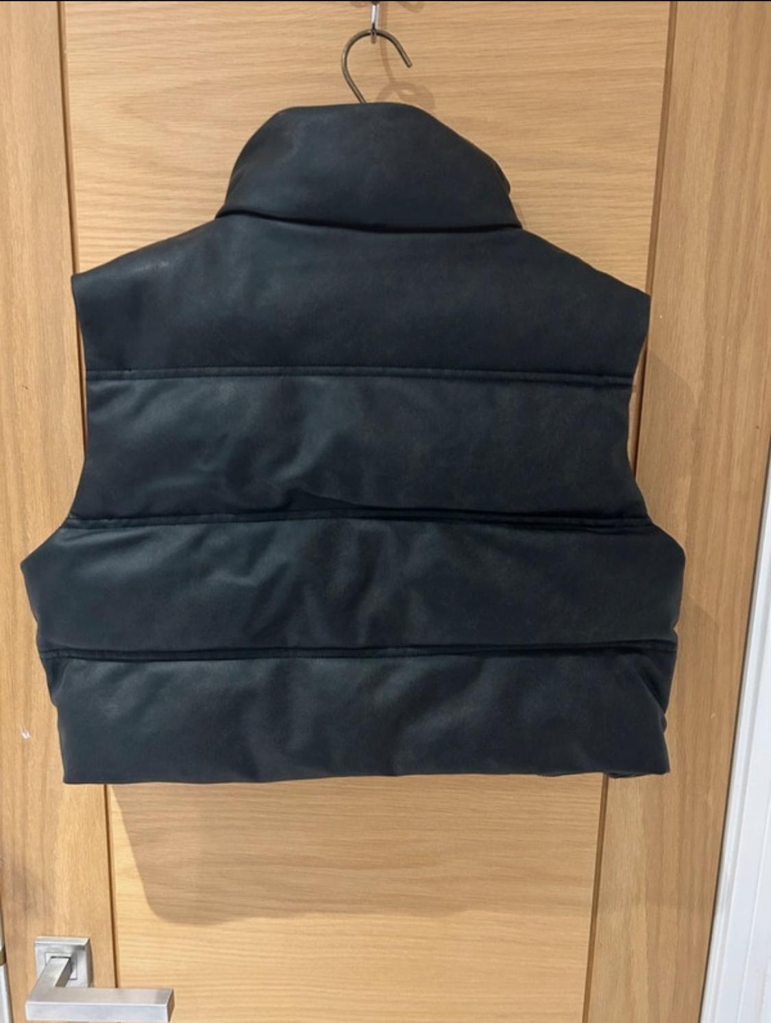 LEATHER EFFECT SHORT PUFFER GILET - Image 2