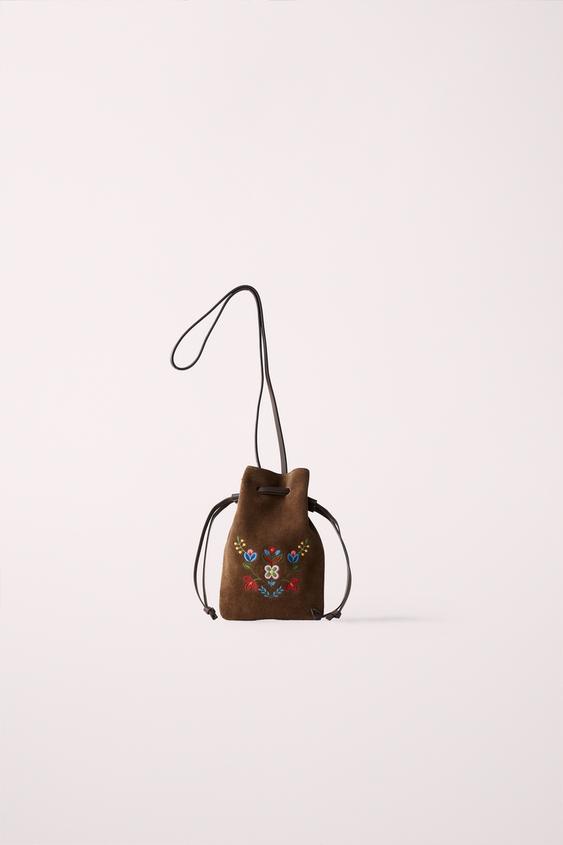 CREATED BY CARAMEL LONDON X ZARA レザー刺繍クロスボディバッグバイオレット0ZaraのCREATED BY CARAMEL LONDON X ZARA レザー刺繍クロスボディバッグ - バイオレット - 画像 0