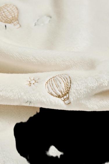 MANTA POLAR BEBÉ BORDADO GLOBOS - Crema de Zara
