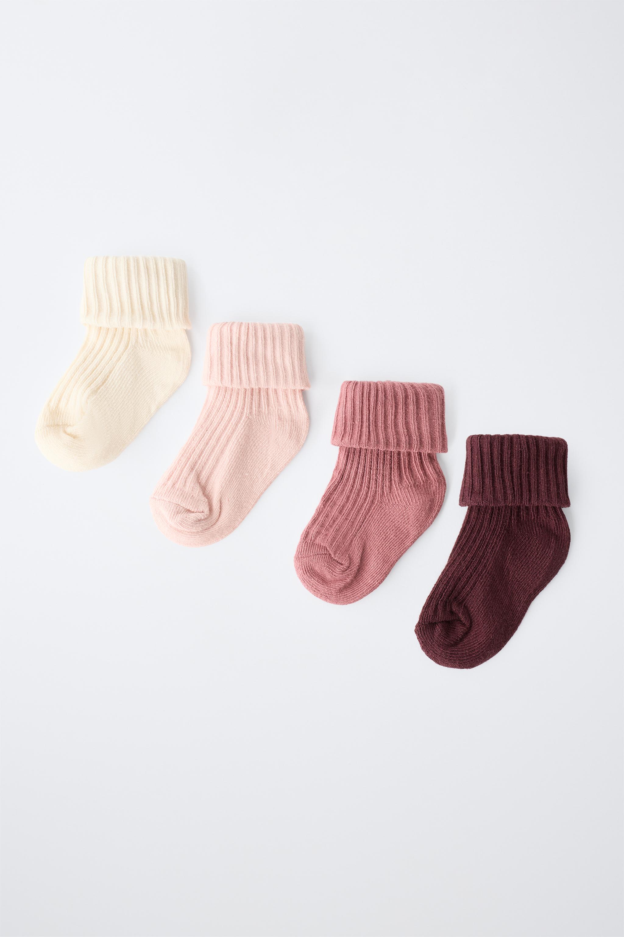 4-PACK OF COLORFUL SOCKS A GIFT BOX