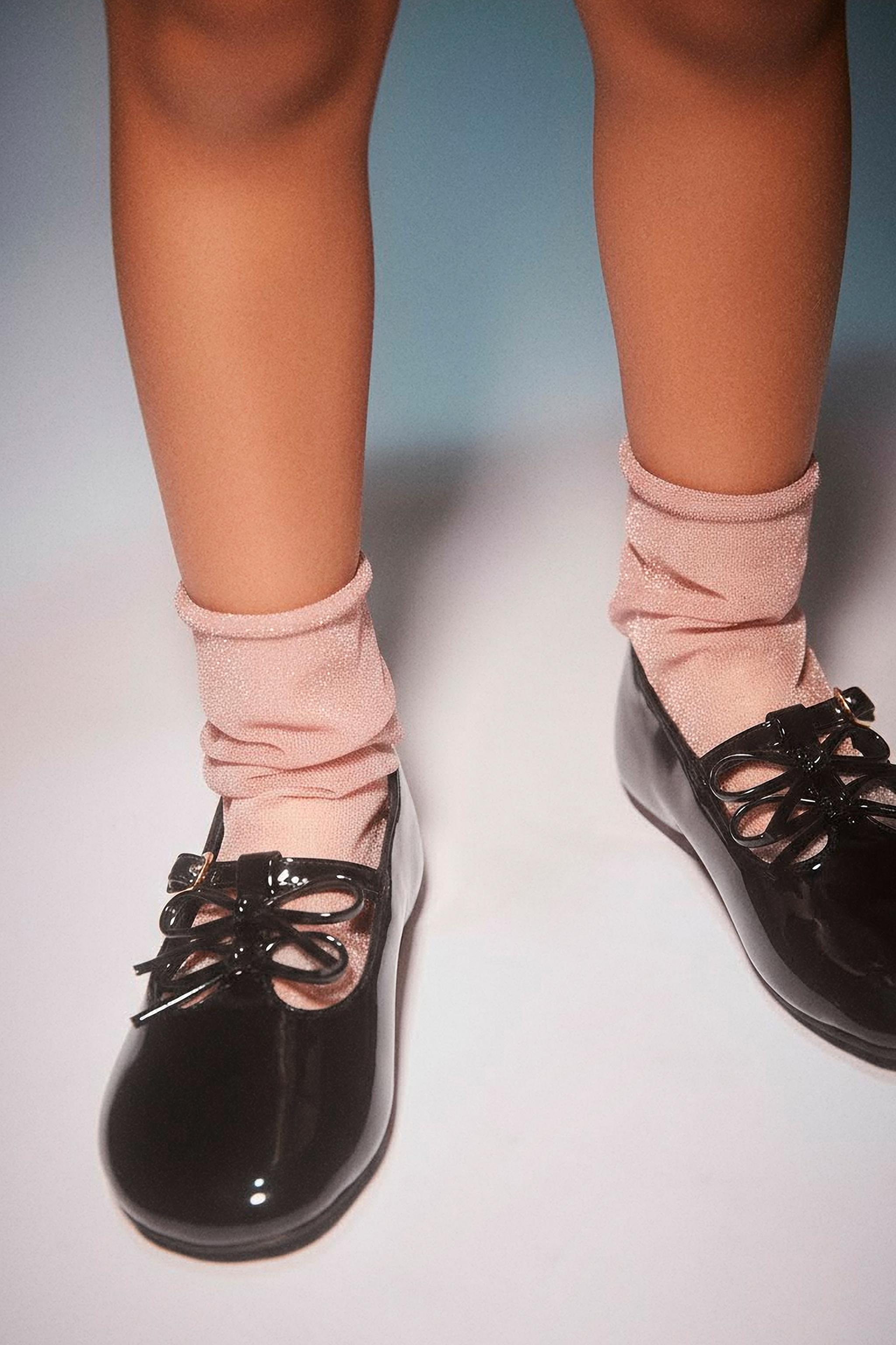 BALLERINES AVEC LACETS VERNIES