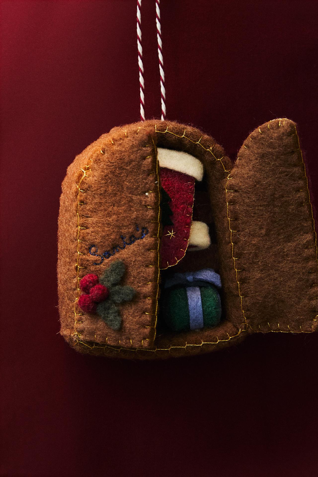 FELT WARDROBE CHRISTMAS DECORATION — Brown