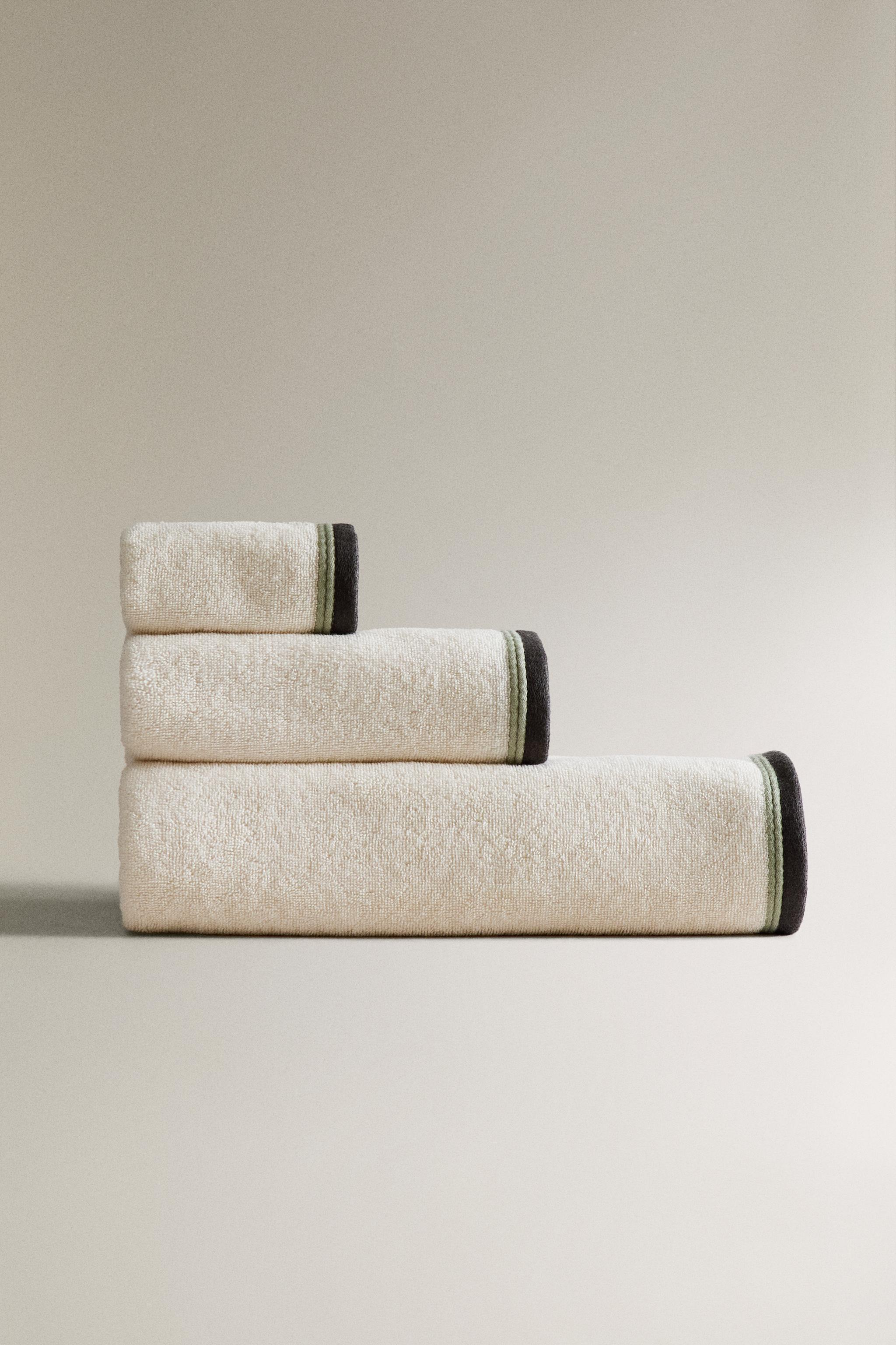 BATH TOWEL WITH COLORED BORDER