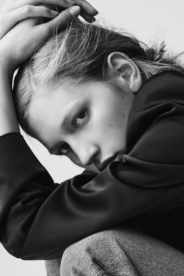 ABRIGO SATINADO CON HOMBRERAS - Negro de Zara