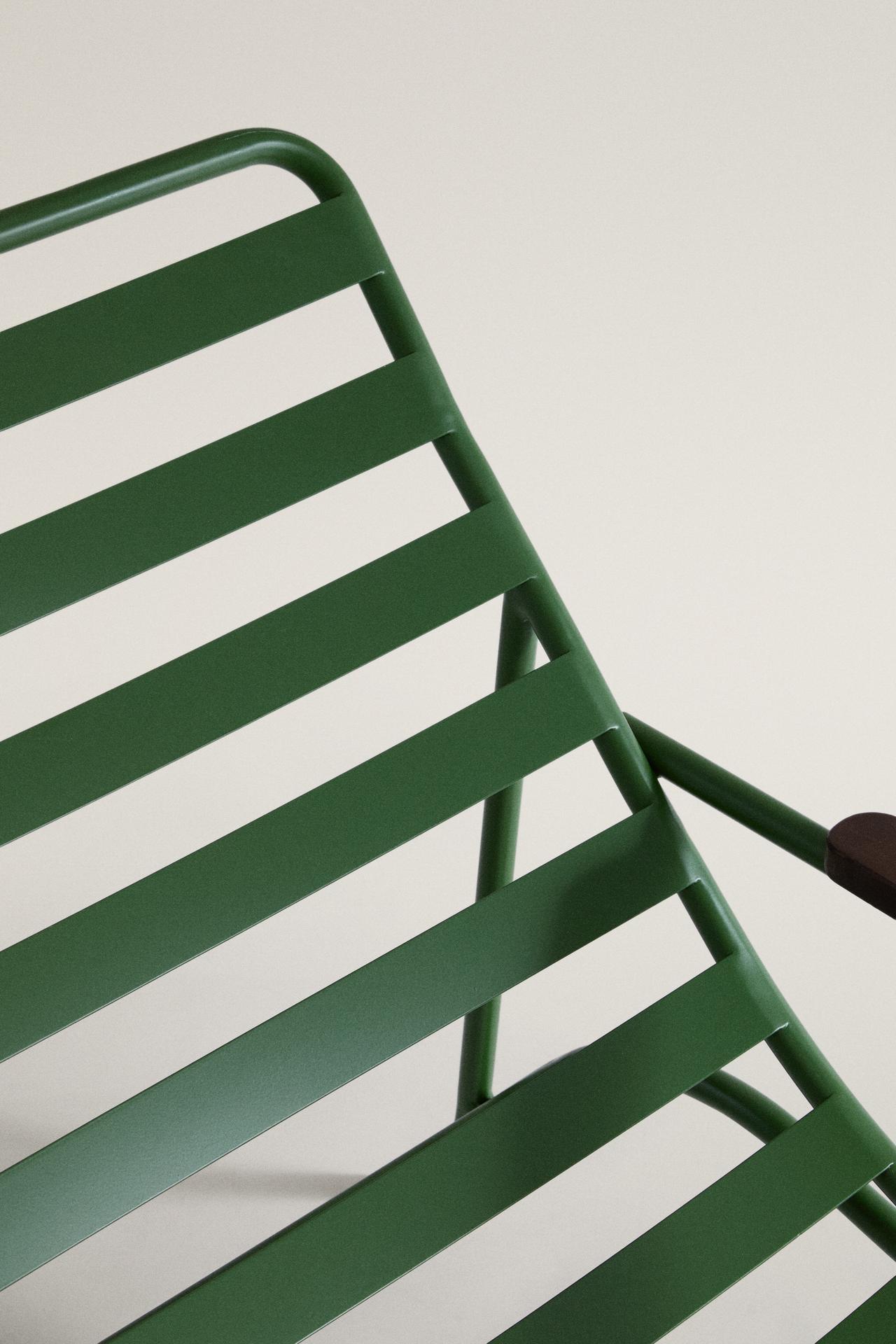 METAL AND WOOD LOUNGER — Green