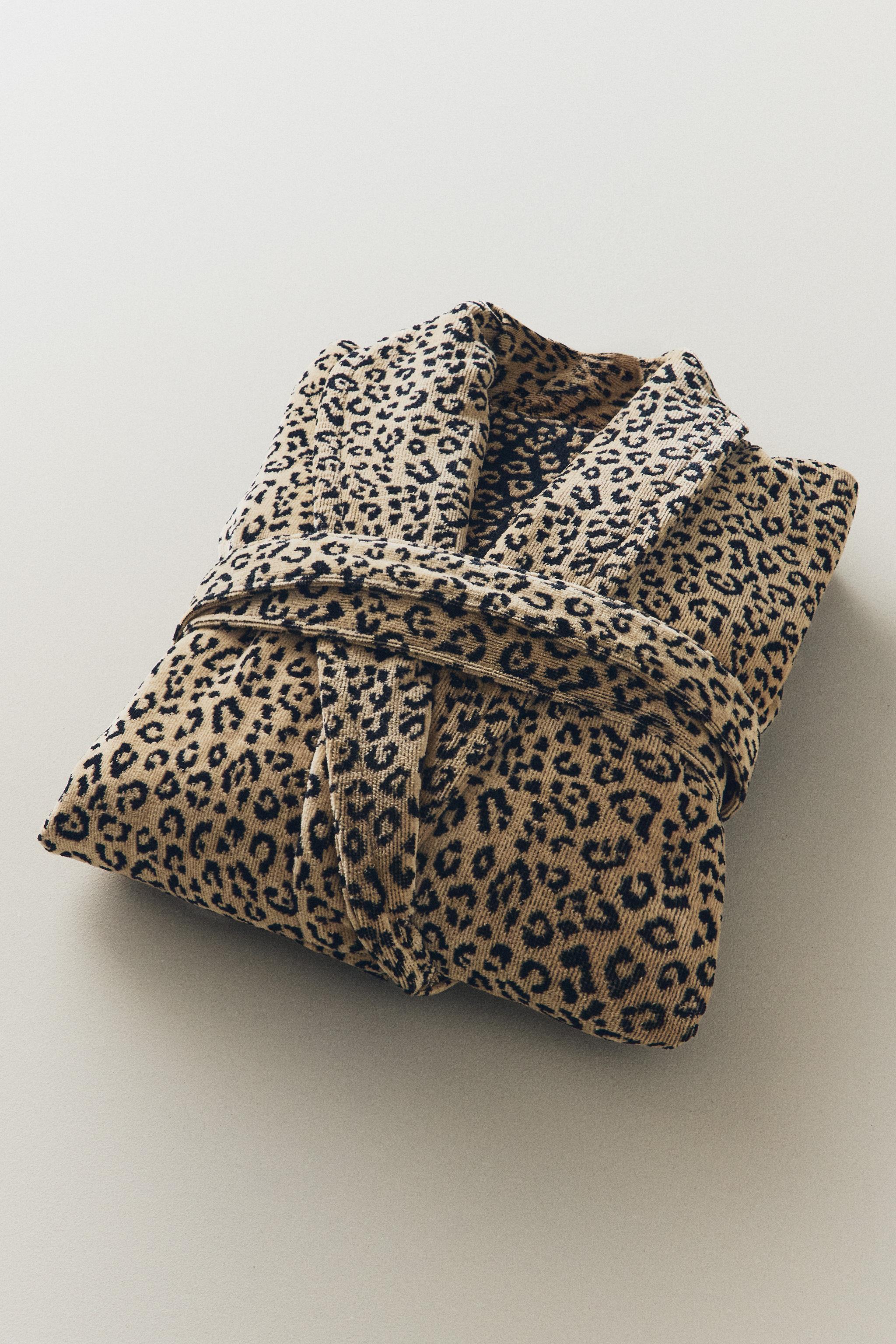 ANIMAL PRINT VELOUR BATHROBE — Leopard
