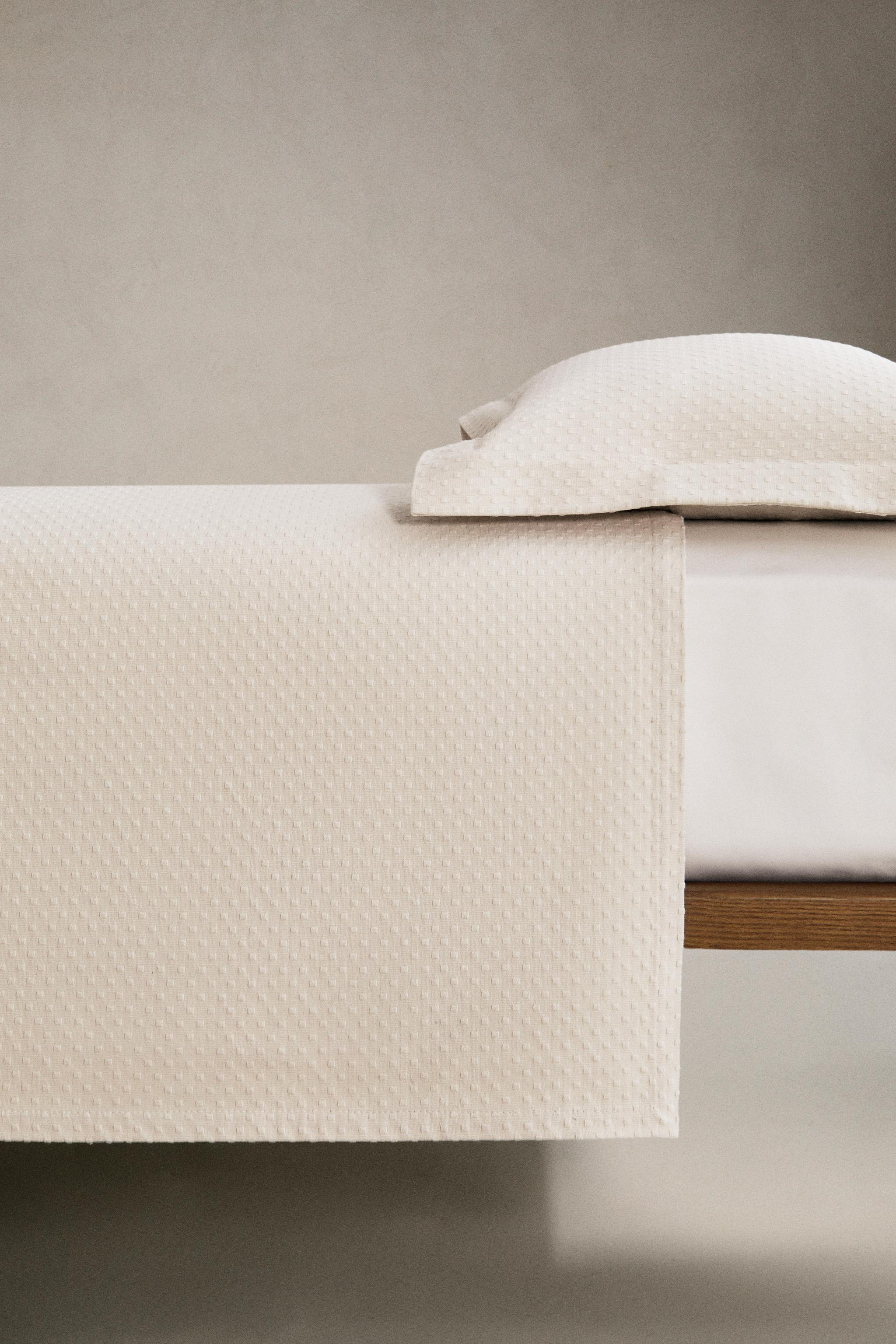 BEDSPREAD WITH POLKA DOT DESIGN