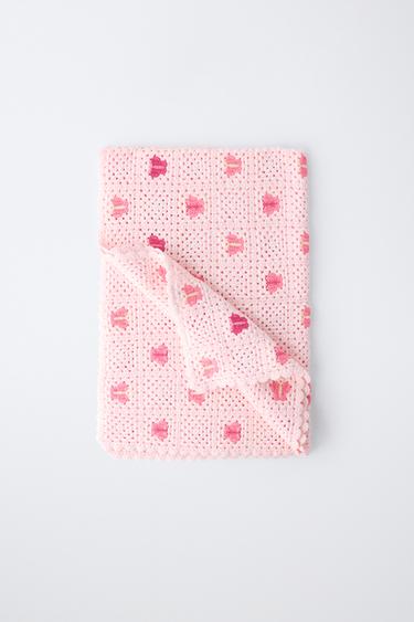 COUVERTURE EN MAILLE AU CROCHET PAPILLONS - Rose de Zara - Image 3