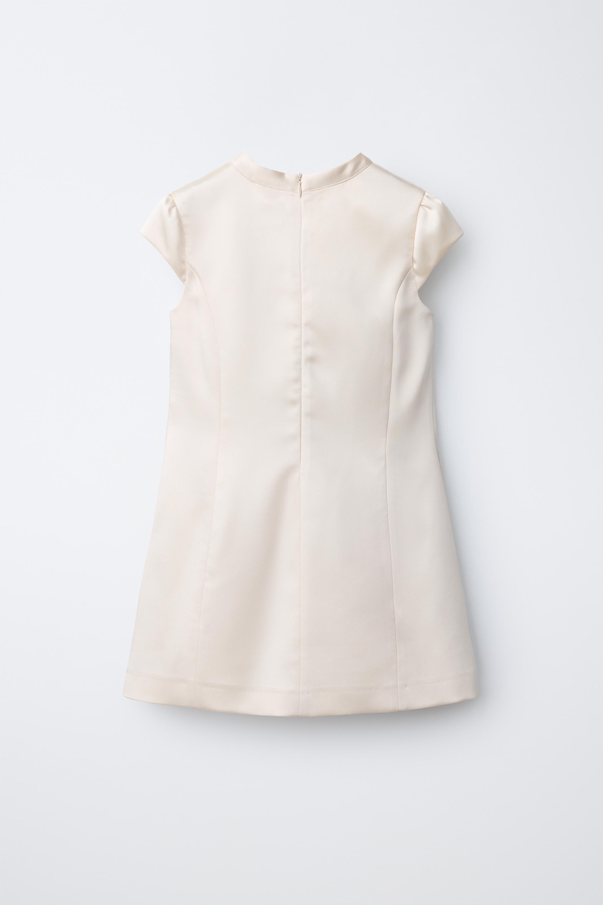 ROBE SATINÉE À BRANDEBOURGS