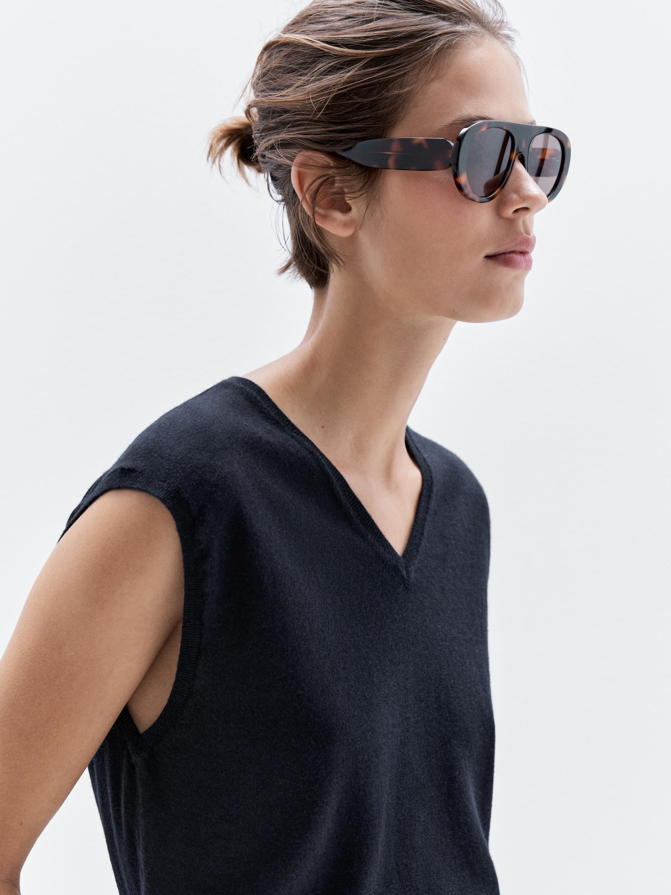 Veste sans manches courte laine à col en V