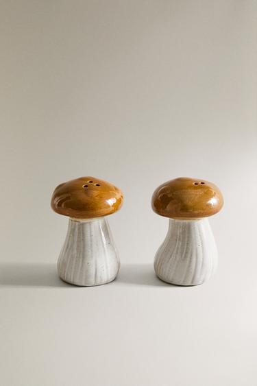 SALT AND PEPPER SHAKER SET - Brown by Zara