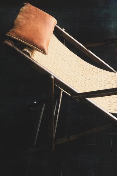 WOODEN LOUNGER WITH LEATHER HEADREST - Printed by Zara