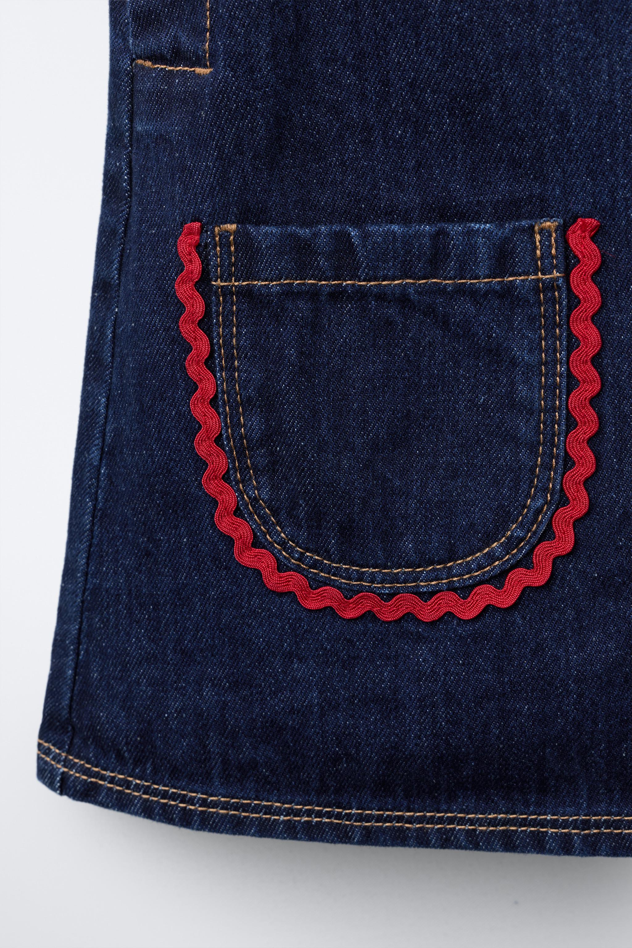 ROBE-SALOPETTE EN DENIM AVEC ONDULATIONS CONTRASTE