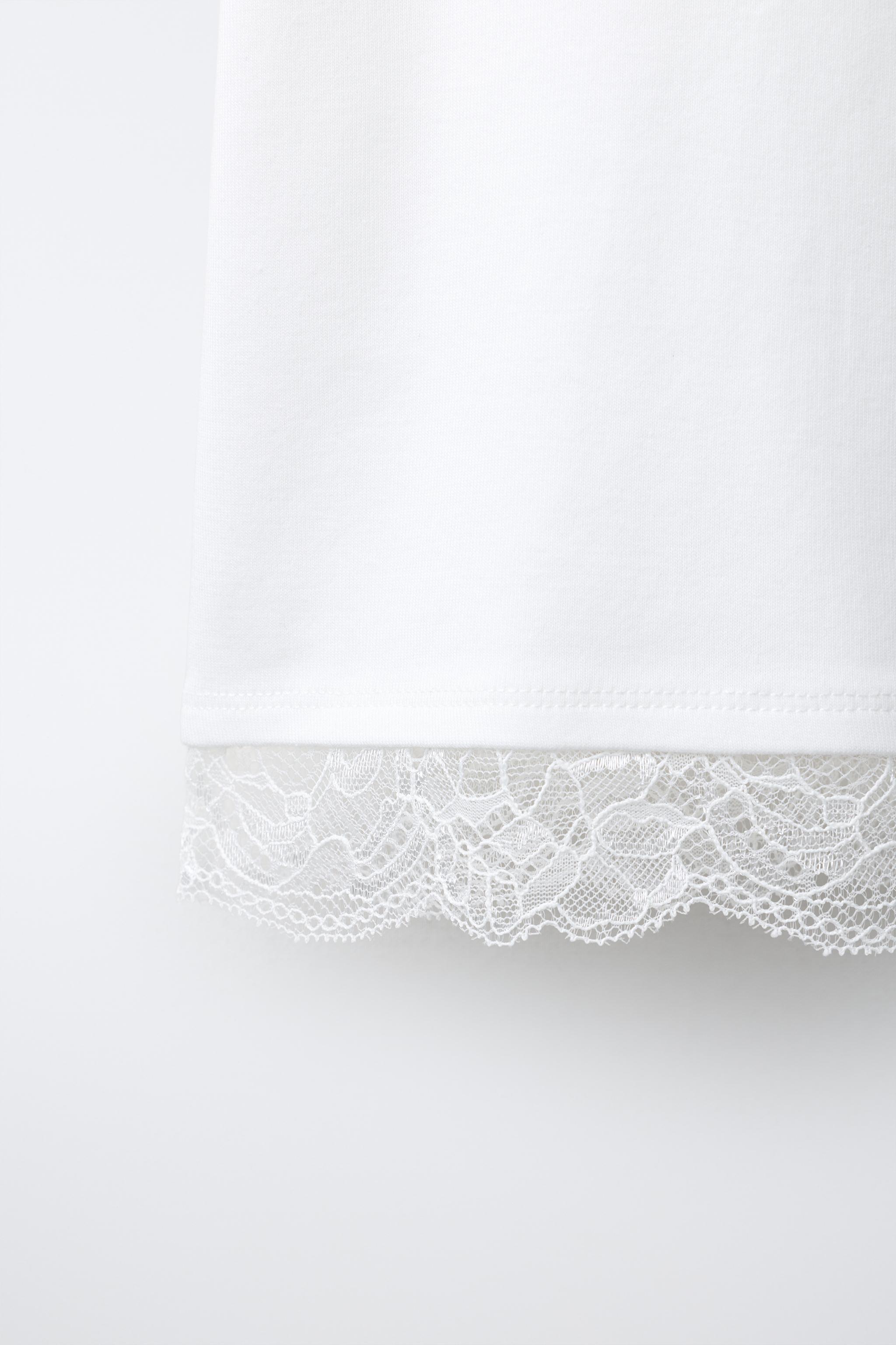 T-SHIRT À CLOUS ET DENTELLE