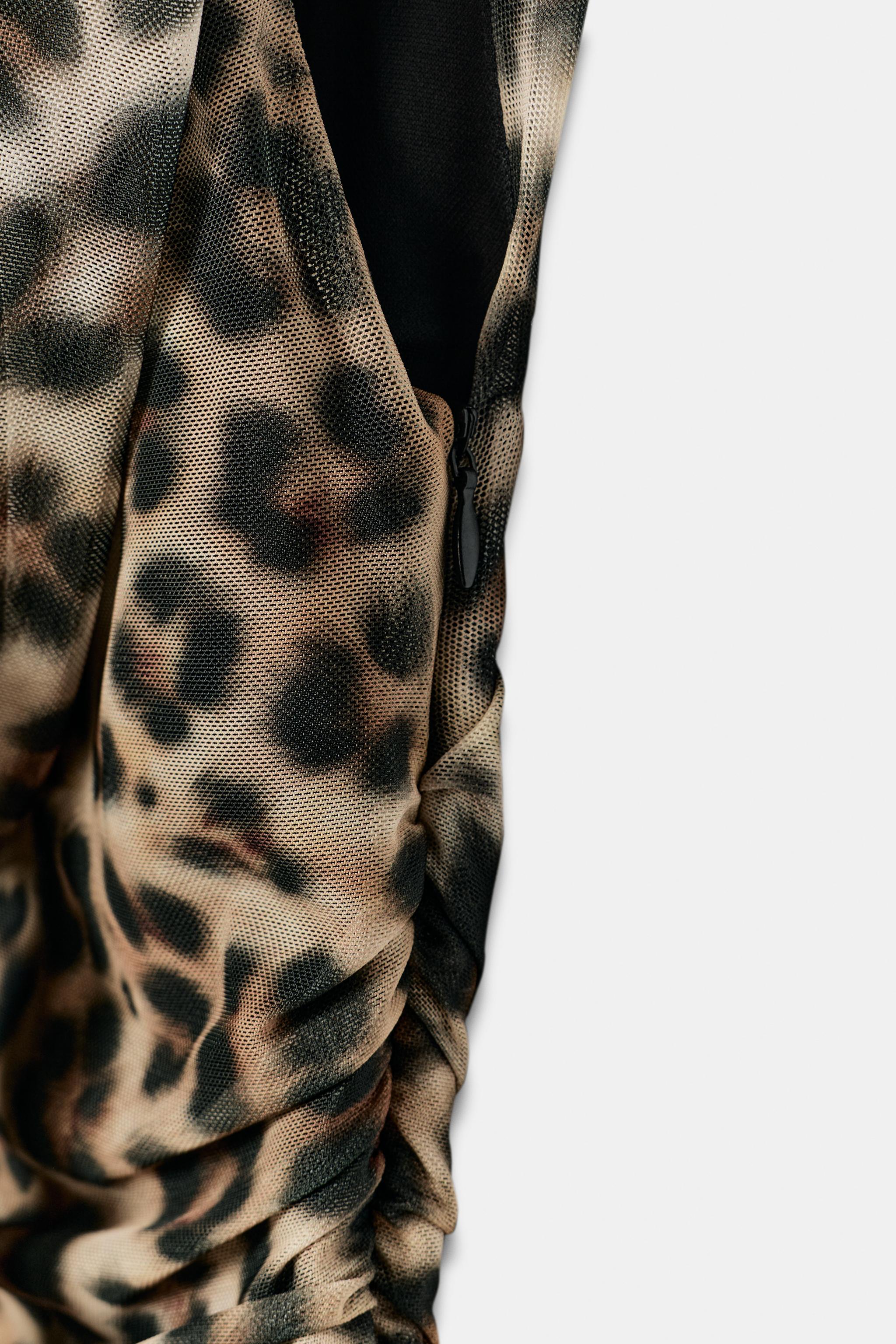 ROBE COURTE DRAPÉE AVEC FOULARD À IMPRIMÉ ANIMALIER