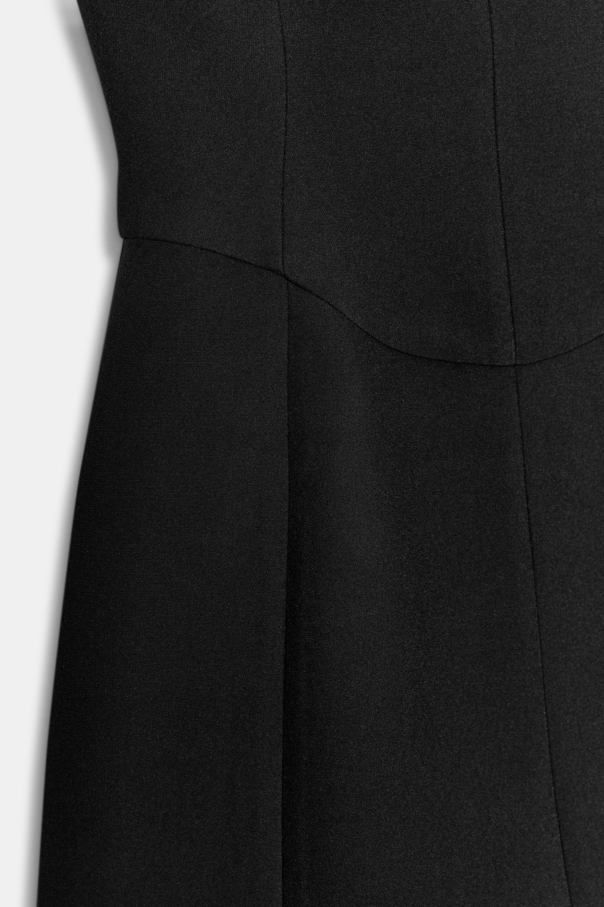 ROBE COURTE À VOLUME