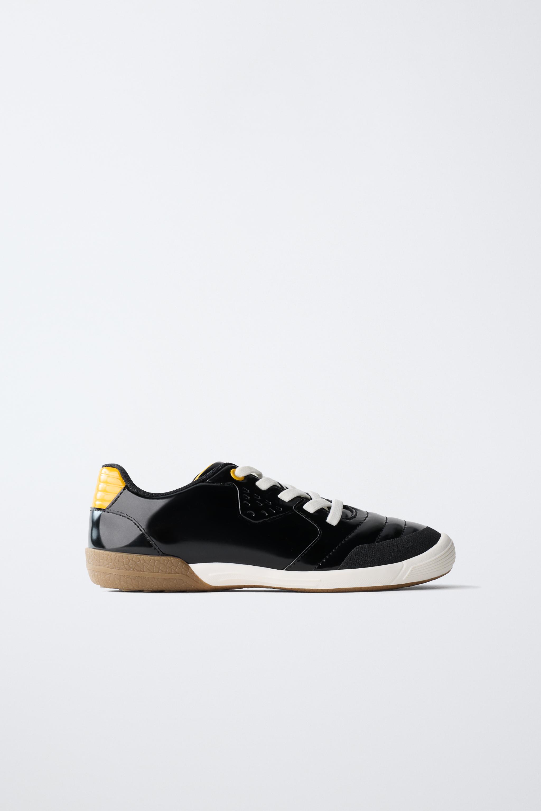 SOCCER SNEAKERS — Black