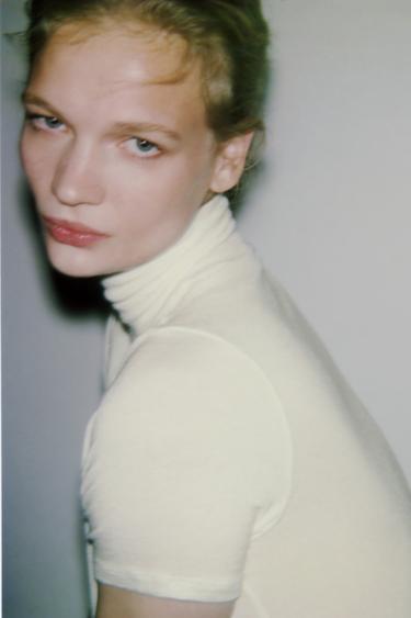 MAJICA Z ASIMETRIČNIM VISOKIM OVRATNIKOM - Bela od Zare