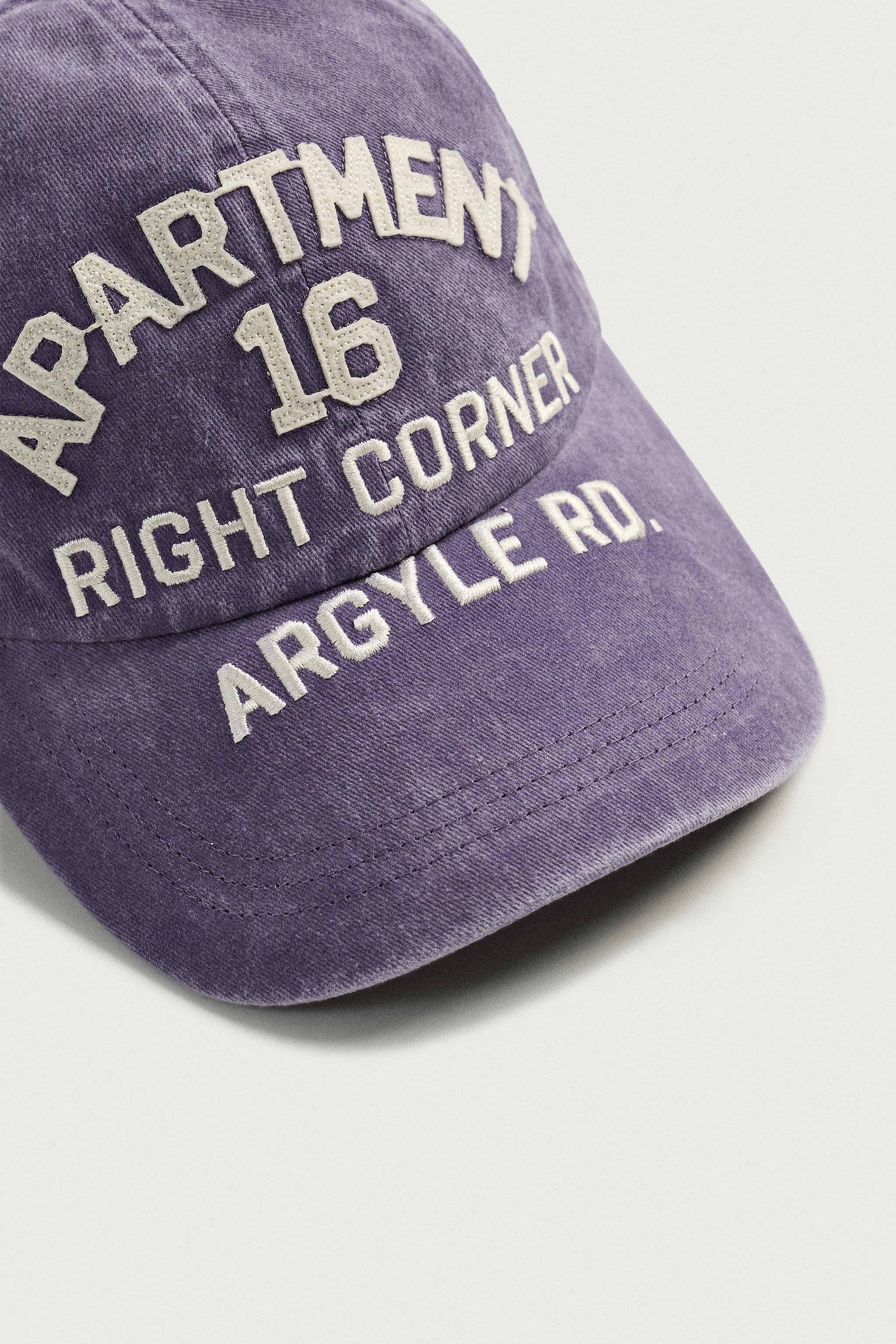 CASQUETTE À INSCRIPTIONS BRODÉES CONTRASTÉES