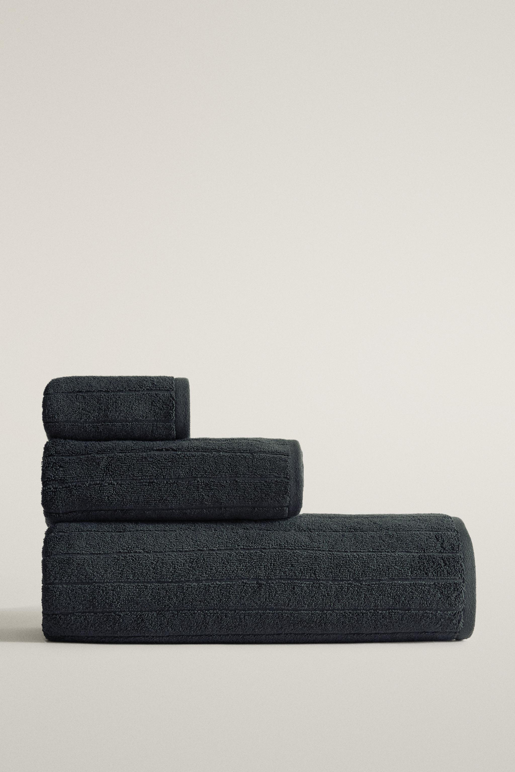 TEXTURED STRIPED BATH TOWEL