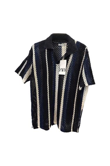 Crochet shirt with vertical blue and white stripes, classic collar and hanging tag with the text "ZARA".