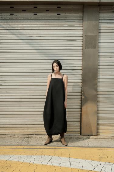 プリーツバック ミディワンピースブラックZaraのプリーツバック ミディワンピース - ブラック